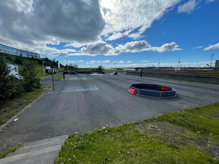 Fyrirhuguð er töluverð uppbygging á íþróttasvæðinu í Borgarnesi. Meðal annars stendur til að breyta þessu plani þar sem nú eru körfuboltakörfur og hjólarampar í bílastæði.