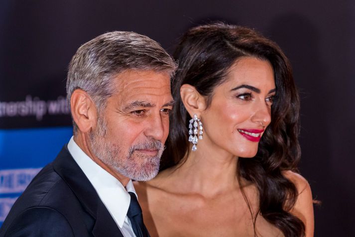 George Clooney og eiginkona hans Amal Clooney á verðlaunahátíð í London.