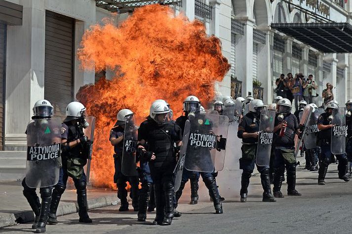 Átök í Aþenu Gríska lögreglan þurfti meðal annars að verjast eldsprengjum.nordicphotos/AFP