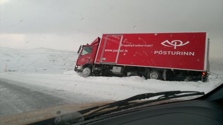 Póstbíll fór út af veginum á Hellisheiði.