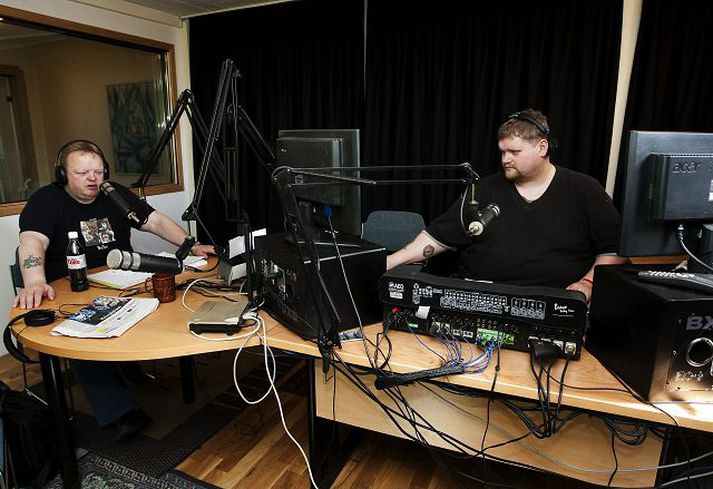 stúdíó lýðvarpsins Þegar ljósmyndara bar að garði á Lýðvarpinu var Grétar Mar, fyrrverandi þingmaður, við míkrófóninn en upplausnarástand ríkir nú á útvarpsstöðinni.fréttablaðið/anton