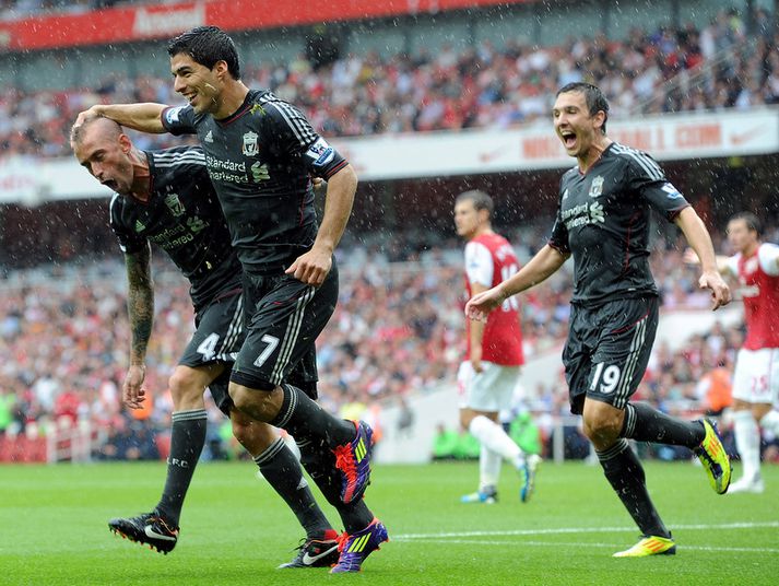 Luis Suarez og Raul Meireles fagna hér saman marki í síðasta sinn.