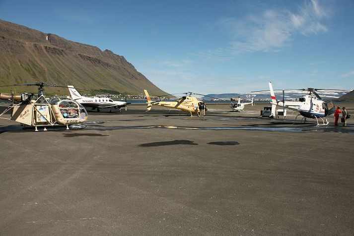 Þyrlurnar voru fastar í nokkra klukkutíma á meðan gengið var frá leyfum. Þær héldu áfram för sinni um klukkan tvö í gær.
