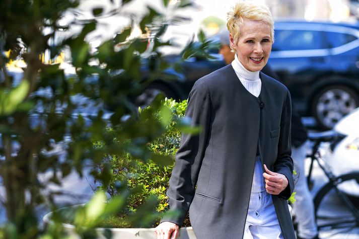 E. Jean Carroll er 75 ára gömul í dag. Þau Trump voru bæði rétt rúmlega fimmtug þegar hún segir að hann hafi nauðgað sér í stórversluninni Bergdorf Goodman í New York. Trump hafnaði því í nóvember og sagði Carroll ljúga. Hún stefndi honum þá fyrir meiðyrði.