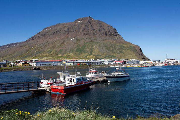 Frá Bolungarvíkurhöfn þangað sem skipverjar voru fluttir.