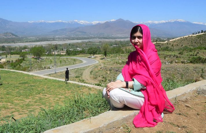 Malala Yousafzai sést hér við drengjaskólann Guli Bagh í dag.
