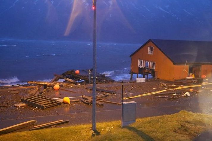 Bryggjan við sjóhúsið á Eskifirði er að stórum hluta farin.