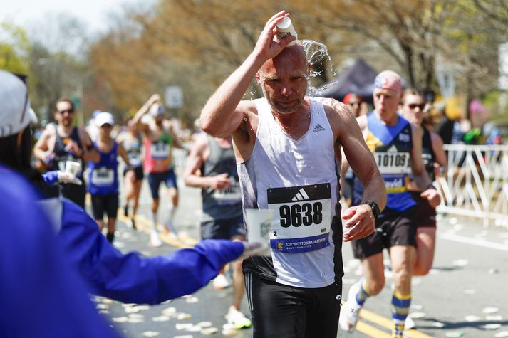 Þessi ónefndi hlaupari reynir að kæla sig niður í Boston-maraþoninu.