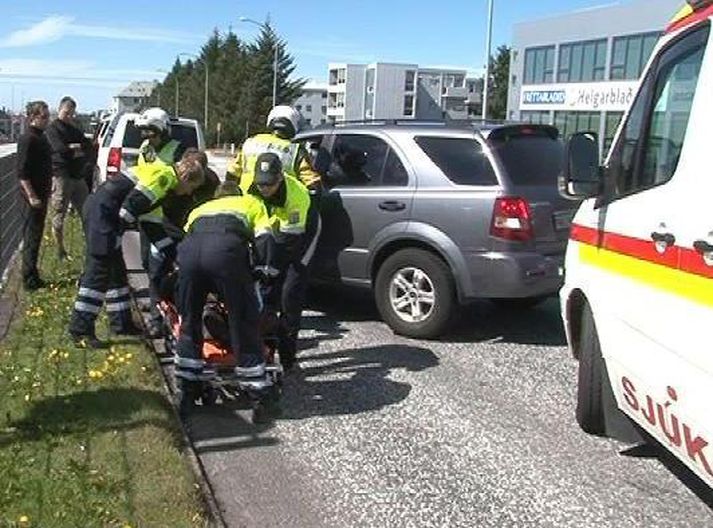 Manninum var ekið á slysadeild í sjúkrabíl.