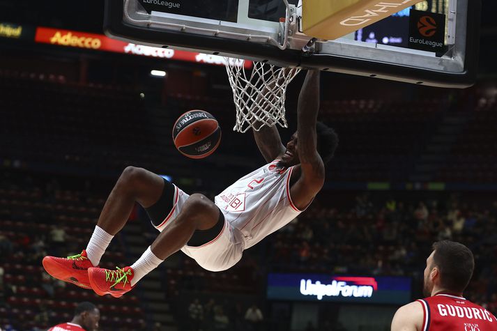 Antonio Blakeney treður boltanum í körfuna í leik með ísraelska félaginu Hapoel IBI Tel Aviv í Euroleague í vetur.