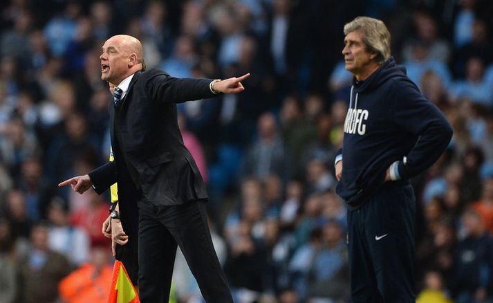 Uwe Rösler stýrir sínum mönnum í dag. Manuel Pellegrini, stjóri City, fylgist með.