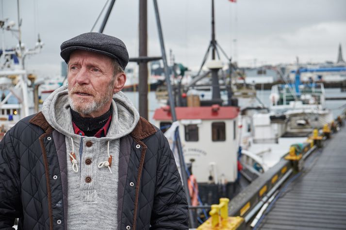 Matthías kom til Íslands fyrir þremur árum síðan eftir að hafa fundið æskuástina aftur, 45 árum síðar. Nú fer hann á strandveiðar á Patreksfirði þar sem hann er sannkölluð aflakló. 