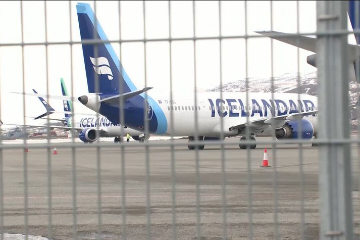 Átta farþegaþotur Icelandair lentu á Akureyrarflugvelli í dag. Áhafnir fjögurra þeirra runnu út á tíma og finna þurfti nýjar áhafnir.