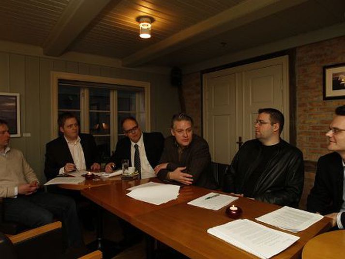 Indefence hópurinn.