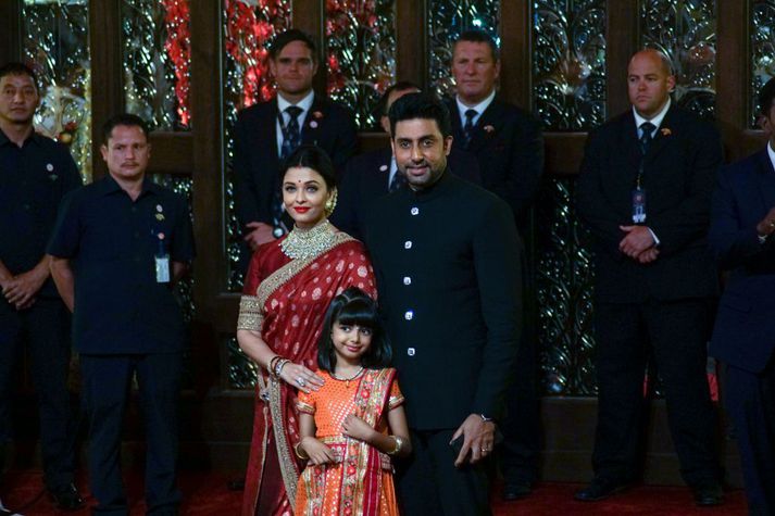 Abhishek Bachchan og Aishwarya Rai Bachchan ásamt dótturinni Aaradhya. Þau greindust öll með kórónuveiruna nú um helgina.