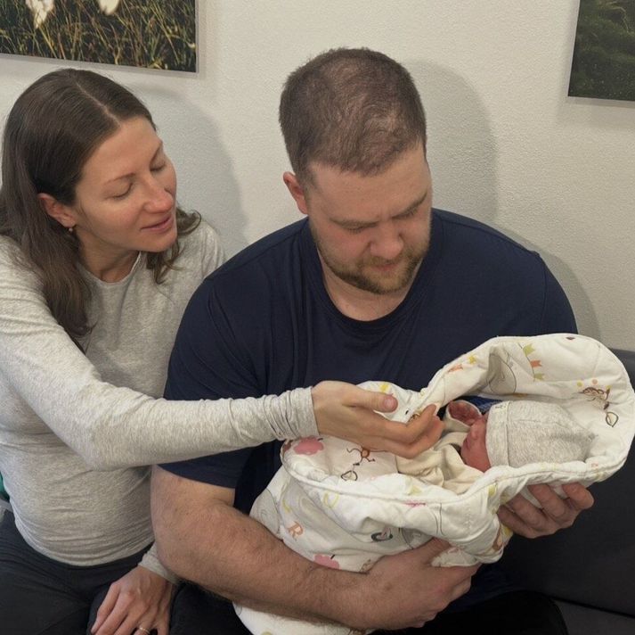 Elena og Guðmundur með þann litla sem dreif sig í heiminn á nýju ári.