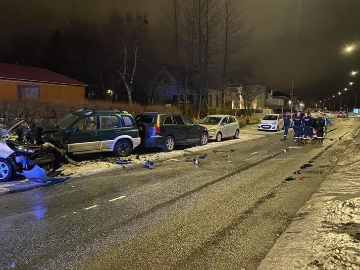 Frá vettvangi á Sogavegi rétt eftir miðnætti í nótt. Lögreglumenn standa fyrir framan bíl ökumannsins og ráða ráðum sínum. Ökumaðurinn hafði á þessum tímapunkti verið fluttur af vettvangi.