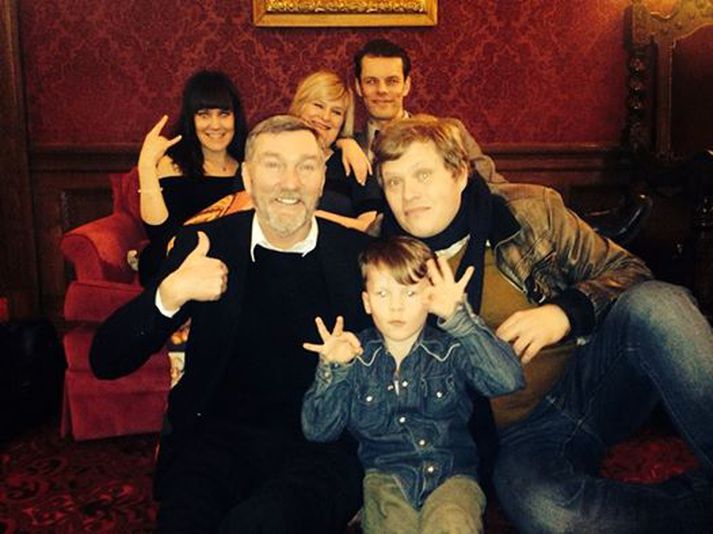 Leikhópurinn í skýjunum með frumsýninguna.