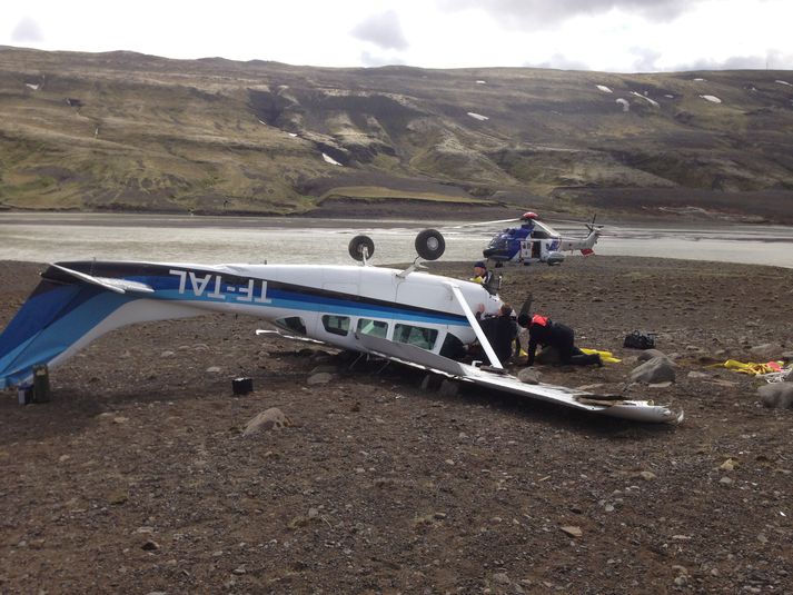 Vélinni, sem er af gerðinni Cessna, hvolfdi við lendinguna og skemmdist töluvert en ekki er vitað hvað olli biluninni.