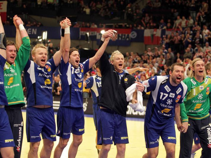 Ingimundur Ingimundarson fagnar hér með íslenska landsliðinu.