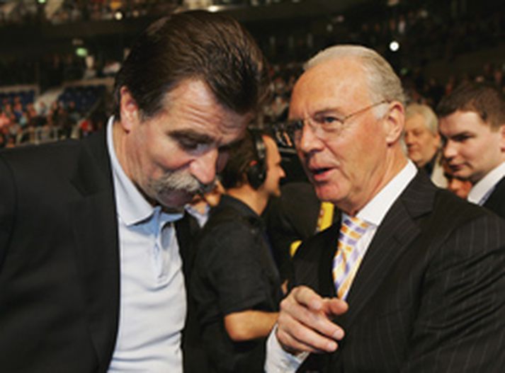 Beckenbauer ræðir hér við Heiner Brand, þjálfara þýska landsliðsins í handbolta.