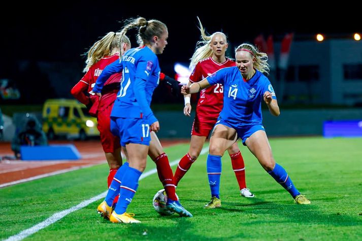 Agla María Albertsdóttir og Hlín Eiríksdóttir í baráttunni við Dani í Dalnum í kvöld.