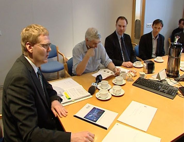 Tilboðin opnuð hjá Fjarskiptastofnun. Hrafnkell V. Gíslason forstjóri t.v.