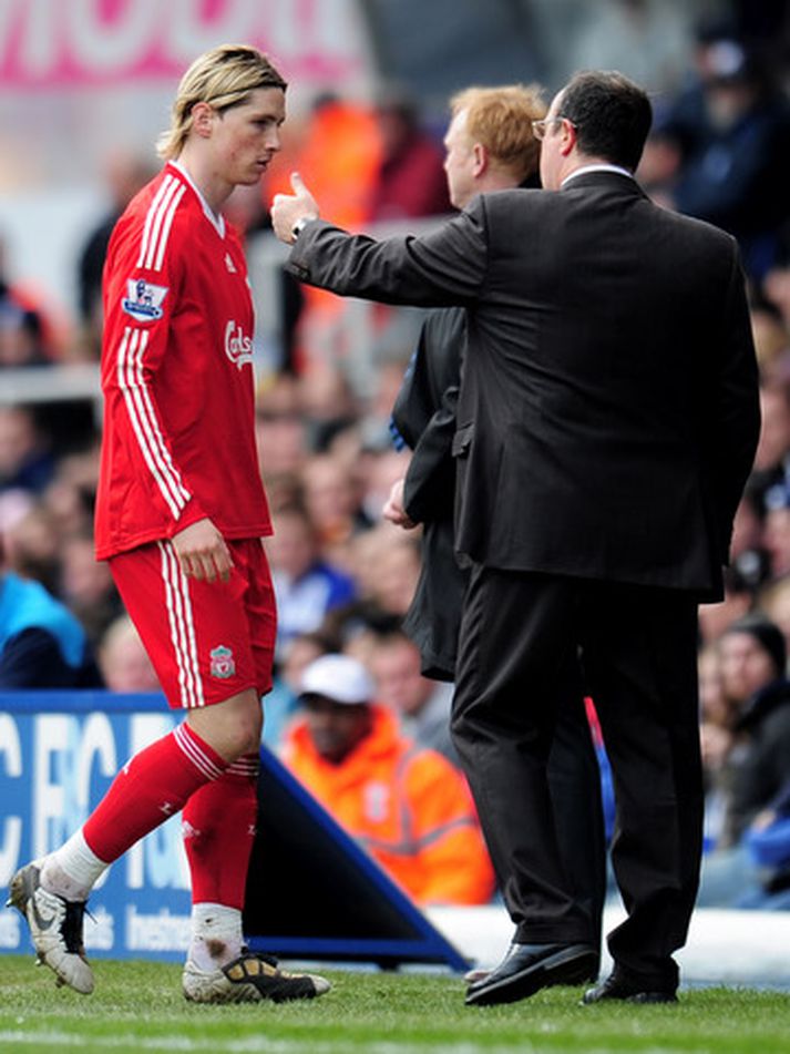 Rafael Benitez sést hér skipta Fernando Torres útaf.