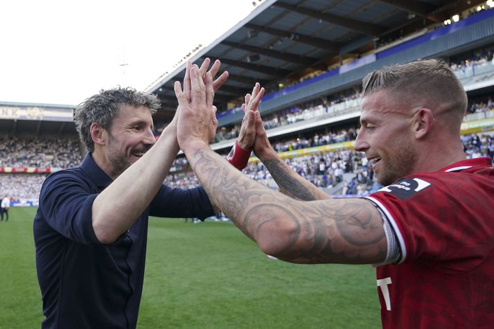 Mark Van Bommer knattspyrnustjóri Royal Antwerp og hetjan Toby Alderweireld fagna meistaratitlinum.