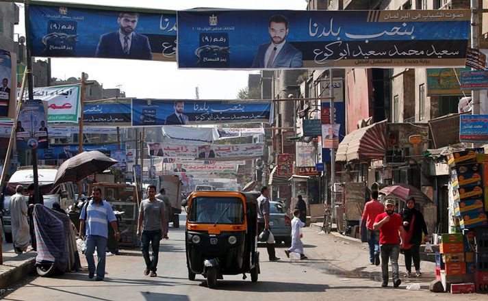 Auglýsingar frambjóðenda hanga enn víða.