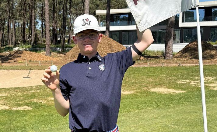 Óliver Elí Björnsson með kúluna eftir að hafa farið holu í höggi.