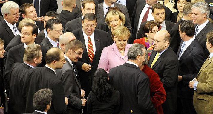 Atkvæðagreiðsla á þýska þinginu Angela Merkel kanslari og aðrir þingmenn í kös við kjörkassann. nordicphotos/AFP