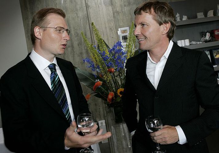 Bjarni sést hér á spjalli við Þorstein „í kók“ Jónsson, en sá síðarnefndi er núverandi stjórnarformaður Glitnis.