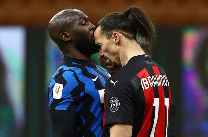 Zlatan og Lukaku kljást.