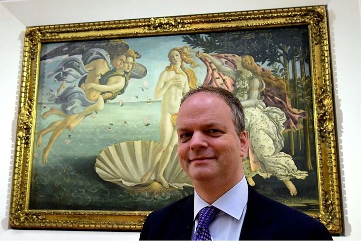 Safnstjórinn Eike Schmidt fyrir framan eitt af þekktari verkum safnsins, Fæðingu Venus eftir Botticelli.