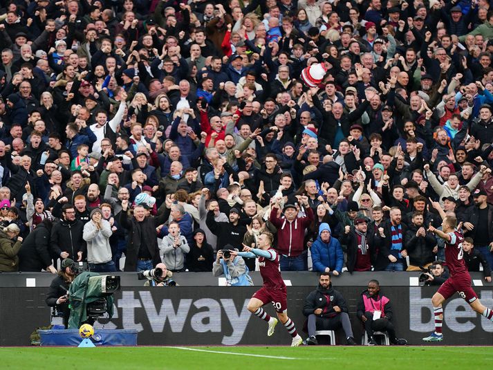 Jarrod Bowen fagnar marki sínu fyrir framan ánægða stuðningsmenn West Ham.