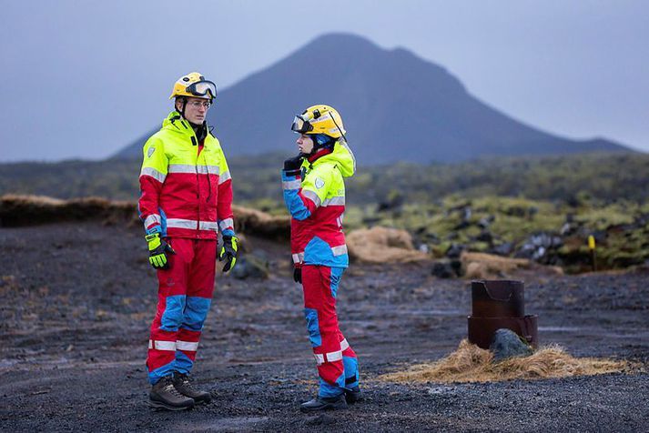 Björgunarsveitarfólk á Reykjanesskaganum. Fjallið Þorbjörn við Grindavík í bakgrunni en björgunarsveit bæjarins er kennd við fjallið.