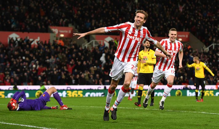 Peter Crouch fagnar marki sínu.