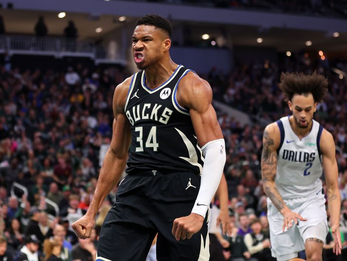 Giannis Antetokounmpo fagnar hér eftir að hafa troðið í leiknum í nótt.