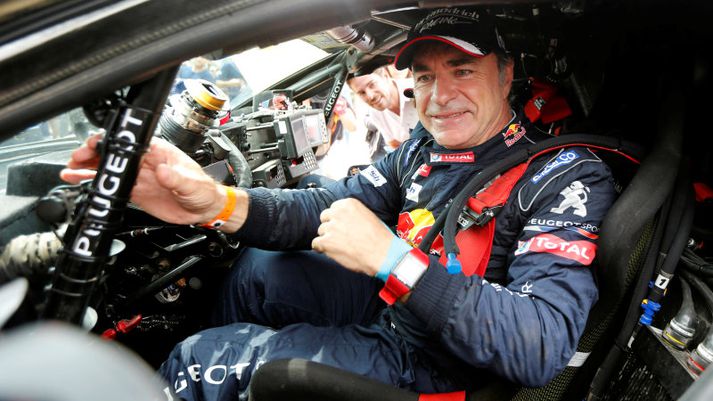 Carlos Sainz í Peugeot bíl sínum.