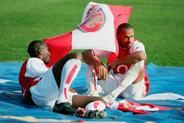 Thierry Henry fagnar því hér að hafa unnið enska meistaratitilinn með Arsenal vorið 2004.