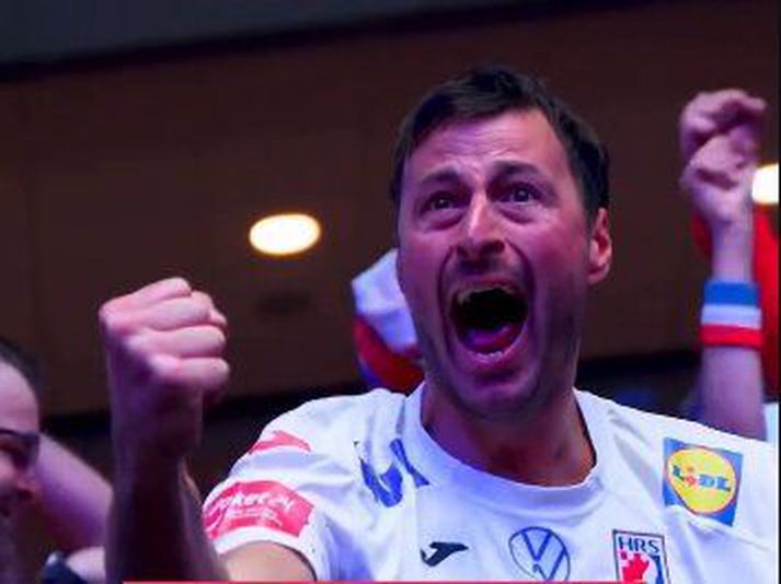 Domagoj Duvnjak er handboltagoð í Króatíu og hann lét öllum illum látum í stúkunni í sigrinum á Íslandi.