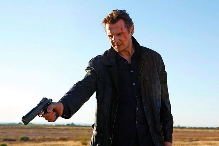 Liam Neeson með byssuna á lofti í hasarmyndinni Taken 3.