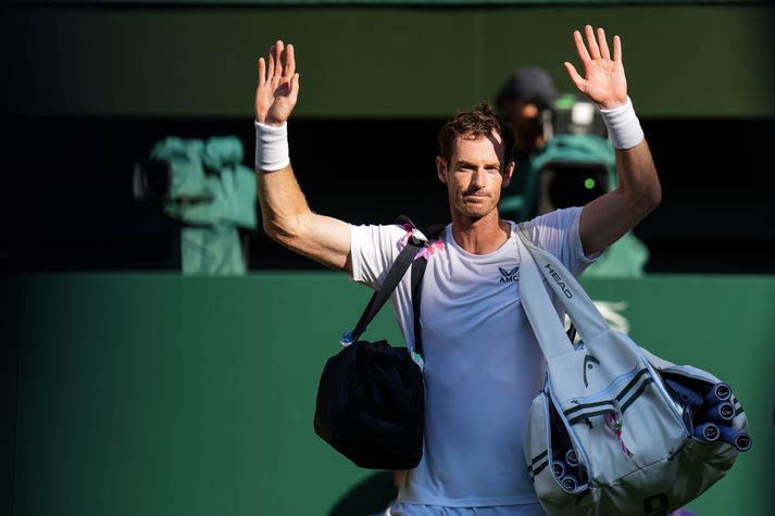 Andy Murray kveðjur hér áhorfendur á Wimbledon eftir tapið gegn Stefanos Tsitsipas.