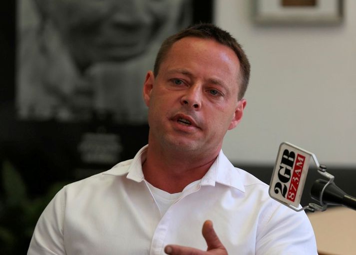 David Hicks ræðir við blaðamenn í Ástralíu.