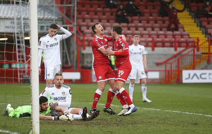 Heimamenn í Crawley Town fagna en Leeds menn klóra sér í hausnum.