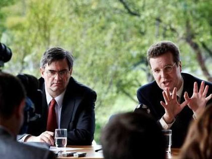 Flanagan, t.h., ásamt Roswadowski fulltrúa AGS á Íslandi.