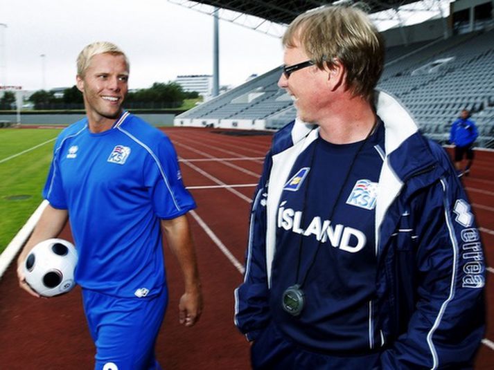 Eiður Smári Guðjohnsen og Pétur Pétursson aðstoðarþjálfari landsliðsins.