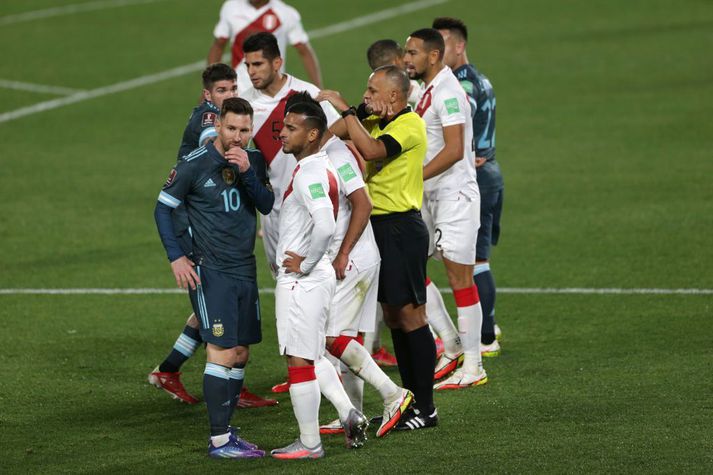 Lionel Messi var ekki hrifinn af störfum dómarans í leiknum við Perú í nótt.