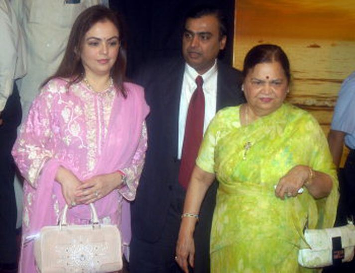 Hún á afmæli í dag; Neeta ambani ásamt eiginmanni sínum og móður hans.